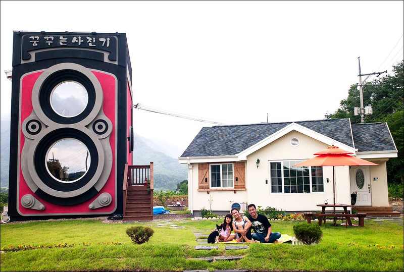 Illustration for article titled This crazy giant camera is not a fake but an awesome two-story café